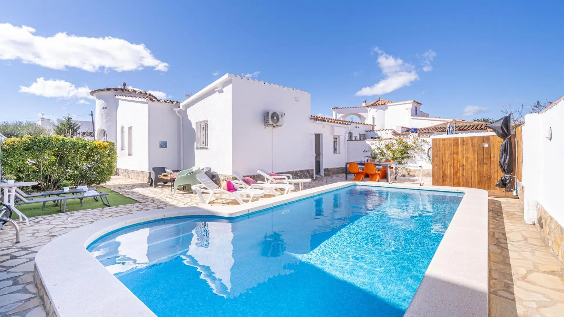 Apart-Rent Casa Alberes 0009 Empuriabrava 0*,  Spain
